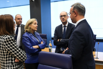 La vicepresidenta del govern espanyol, Nadia Calviño, conversant amb el ministre de finances de Bèlgica i el de Grècia.