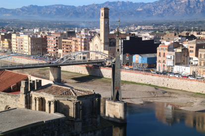 Monumento franquista en medio del río Ebro en Tortosa.