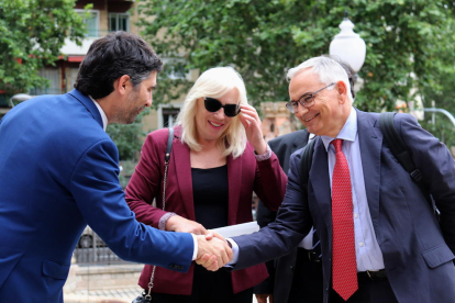 Josep Vicent Boira, coordinador espanyol del Corredor Mediterrani, saludant al vicepresident del Govern, Jordi Puigneró abans que comenci la Taula Estratègica del Corredor Mediterrani.