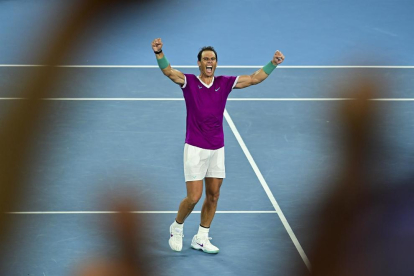 Rafael Nadal celebra després de guanyar la final del Grand Slam de l'Open d'Austràlia contra Daniil Medvedev al Melbourne Park