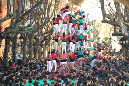 La Colla Vella dels Xiquets de Valls i els Castellers de Vilafranca aixecant castells de set