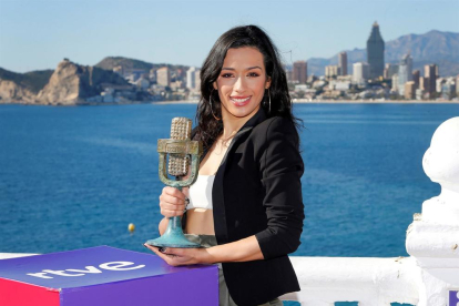 La cantant d'origen cubà Chanel posa amb el «Micròfon de bronze» després de guanyar el Benidorm Fest aquest diumenge a Benidorm. Chanel representarà a Espanya al pròxim festival d'Eurovisió