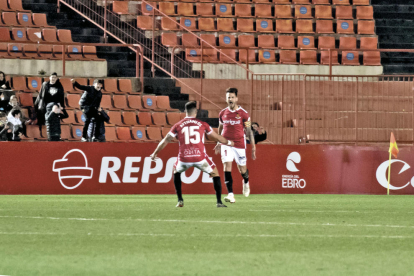 Joan Oriol i Aythami Artiles celebren el golàs que va suposar l'empat a dos contra el Sanluqueño.