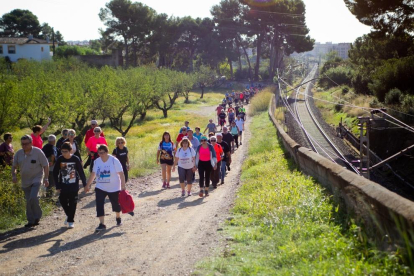 La caminata se realizó en beneficio de la Asociación Superado de personas con Trastorno del Espectro Autista y sus familias de Reus.