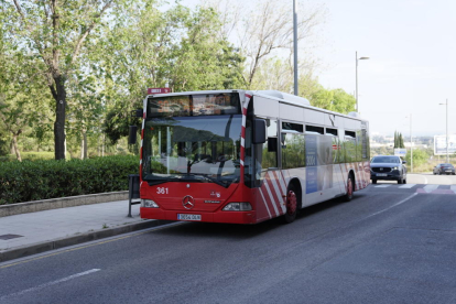 Imagen de un autobús de la EMT en su paso por la parte de Ponent de Tarragona.