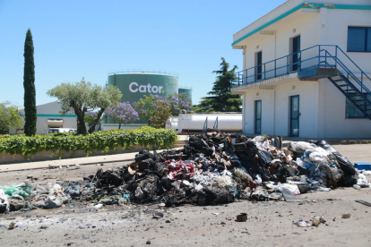 Restes de l'incendi que hi ha hagut aquest dijous a les instal·lacions de Cator, a Alcover.