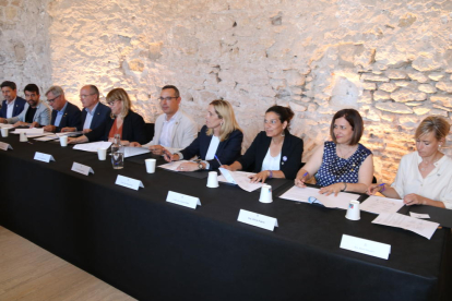 Govern i vuit municipis impulsen un pla d'actuació per millorar l'ús del català al Camp de Tarragona i Baix Penedès