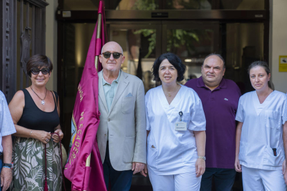 Imatge de l'arribada de la bandera del barri a l'Hospital Santa Tecla.