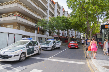 Despliegue de la Guardia Civil en Salou dentro de la operación contra los Trinitarios.