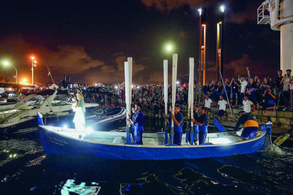 La procesión encabezada por la imagen de Santa Maria del Mar.