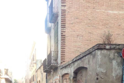 El punt és a la cantonada del carrer Alt de Sant Pere i carrer Vidal.