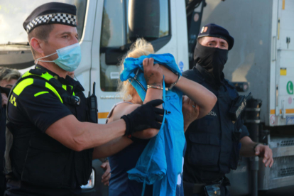 Una de las detenidas en el operativo contra el tráfico de drogas en el barrio de Campclar de Tarragona.