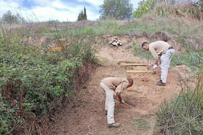 Dos jóvenes realizando labores de mejora en una de las dos rutas naturales junto a los ríos Vallverd y Anguera.