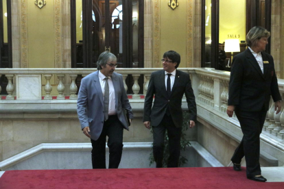 Imatge d'arxiu de l'expresident de la Generalitat, Carles Puigdemont, entrant al Parlament amb Joaquim Nin.