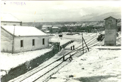 El complex ferroviari de Xerta en construcció, cobert de neu, amb presos al centre de la fotografia.