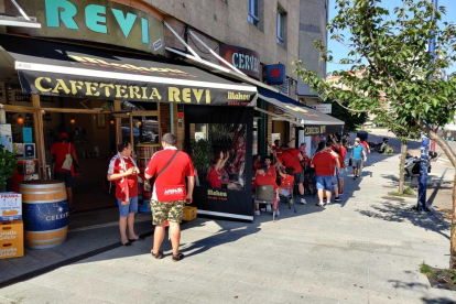 Ambient a les terrasses properes a l'estadi de Balaidos, en Vigo.