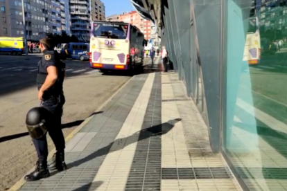 Arribada del bus que transporta als jugadors granes.