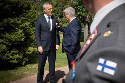 El secretario general de la OTAN, Jens Stoltenberg, y el presidente de Finlandia, Sauli Niinstö.