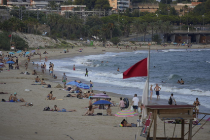 Imatge de la platja del Miracle de Tarragona amb la bandera vermella.