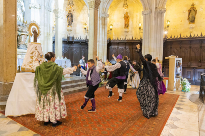 Les 'jotas' no podien faltar en una missa de la Verge del Pilar al pur estil aragonès.