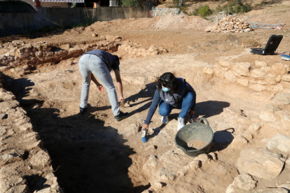 Arqueòlegs treballant al jaciment Puig Pelós de Cunit.