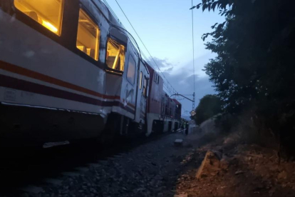 El tren de cercanías ha chocado con una locomotora.