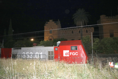 Imatge de la locomotora acidentada amb el castell de Vila-seca al fons.