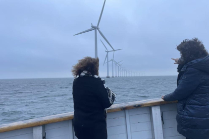 La consejera|consellera Jordán y la secretaria de Acción Climática durante la visita al parque eólico offshore de Middelgrunden, situado delante de la costa de Copenhagen