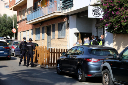 La policía española desplegada en una cafetería del Vendrell en el marco del operativo contra el tráfico de drogas el pasado octubre.