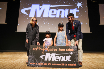 Cèlia y Ares recogiendo el premio por haber dado nombre en el nanosatélite.