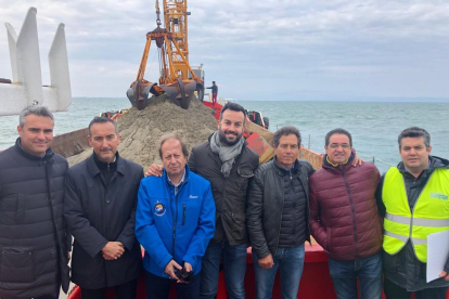 Representantes del Ayuntamiento de Deltebre y de Puertos después del primer dragado de la bocana del Ebro en 2019.