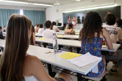 Alumnos esperan que les entreguen el examen de castellano de las PAU, en el Campus Catalunya de la URV, en Tarragona.