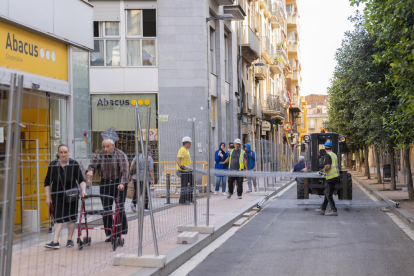 Els operaris, col·locant ahir les tanques al tram entre el carrer de Santa Anna i la plaça Catalunya.