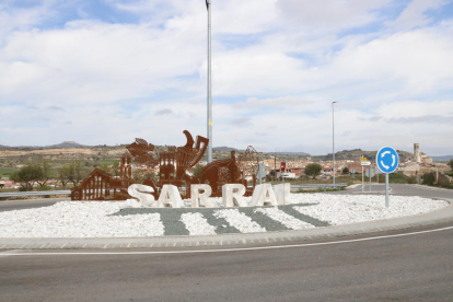 Pla obert de la rotonda d'entrada a Sarral (Conca de Barberà), des d'on s'iniciarà la connexió fins al poble de Forès.
