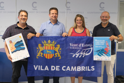 L'alcalde de Cambrils, Oliver Klein, la regidora d'Esports, Natàlia Pleguezuelos, el president de Vent d'Estrop, Carles Anguera, i el coordinador de l'escola del club, Eloi Giménez.