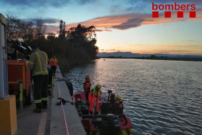 Una barca dels Bombers mobilitzada per una recerca d'un vehicle al riu Ebre.