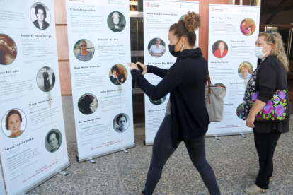 Pla mitjà on es poden veure dues dones observant l'exposició 'Dones rurals. Dones de Lleida', a Tàrrega.