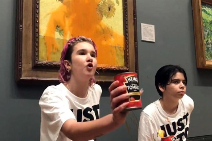 Imatge dels activistes que han llançat sopa de tomàquet contra «Els Gira-sols» de Van Gogh.