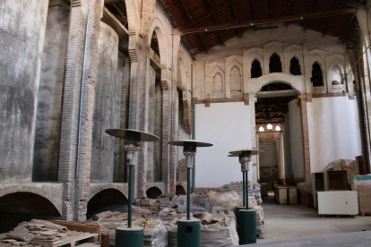 Interior del celler cooperatiu de Montblanc, obra de l'arquitecte Cèsar Martinell, on s'aprecia l'antiga façana de l'antic celler, abans de la seva ampliació.