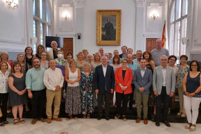 Imatge de grup dels docents amb l'alcalde i la vicealcaldessa de Reus.