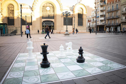 Un tablero de ajedrez, en la plaza Corsini.
