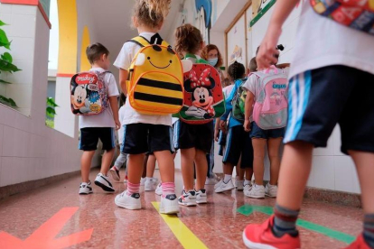 Imatge d'arxiu d'un grup de nens a punt d'entrar a classe.