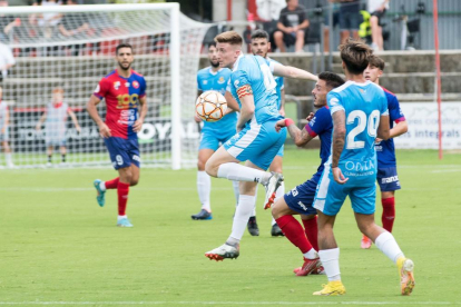 Pol Domingo sufrió de lo lindo a la banda izquierda contra Ernest Forgas durante la primera mitad.