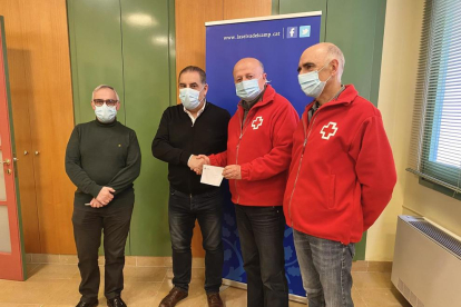 Imatge de la donació dels 3.000 euros de l'Ajuntament de la Selva del Camp a la Creu Roja.