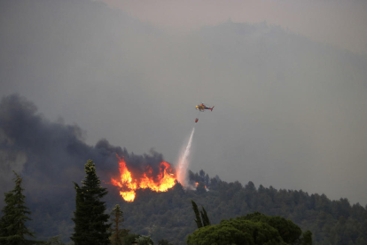 Imatge de les tasques d'extinció d'un helicòpter a l'incendi d'Artes aaquest dimeres.