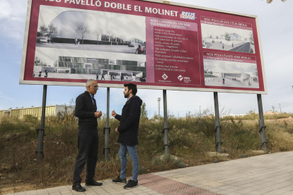 Andreu Martín i el regidor Marcos a la ubicació del Molinet.