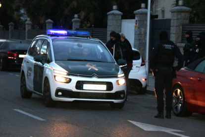 Agents de la Guàrdia Civil escortant el detingut a la sortida de casa seva a Salou.