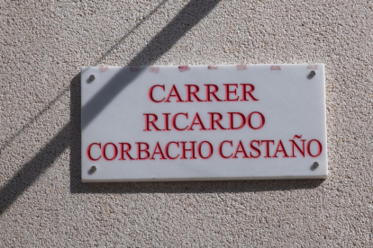 Imatge de la nova placa del carrer Ricardo Corbacho.