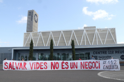 Imagen de archivo de una protesta de los trabajadores del 112 delante del edificio de emergencias de Reus.