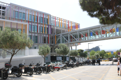Façana i passarel·la d'accés al nou Pediatric Cancer Center Barcelona de l'Hospital Sant Joan de Déu.